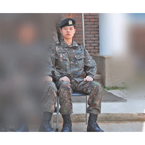 坚毅的眼神！《英雄联盟》冠军AD选手Deft服兵役近照流出