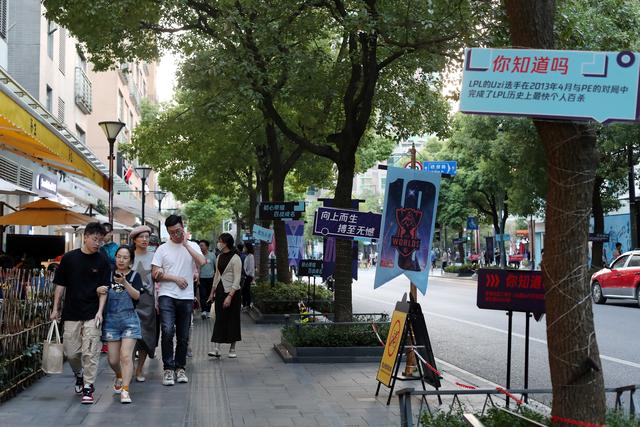 大学路变“电竞街”？Lol决赛降临上海市，她们“承包”了一条街来观赛-252卡盟